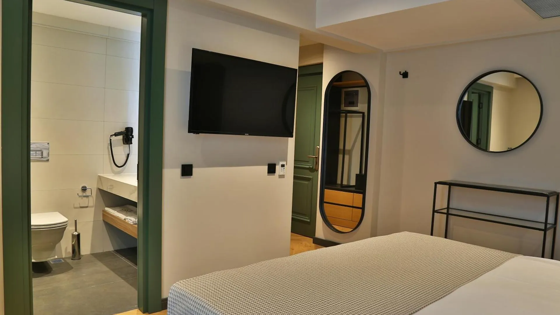 In The Middle Hotel Анталья