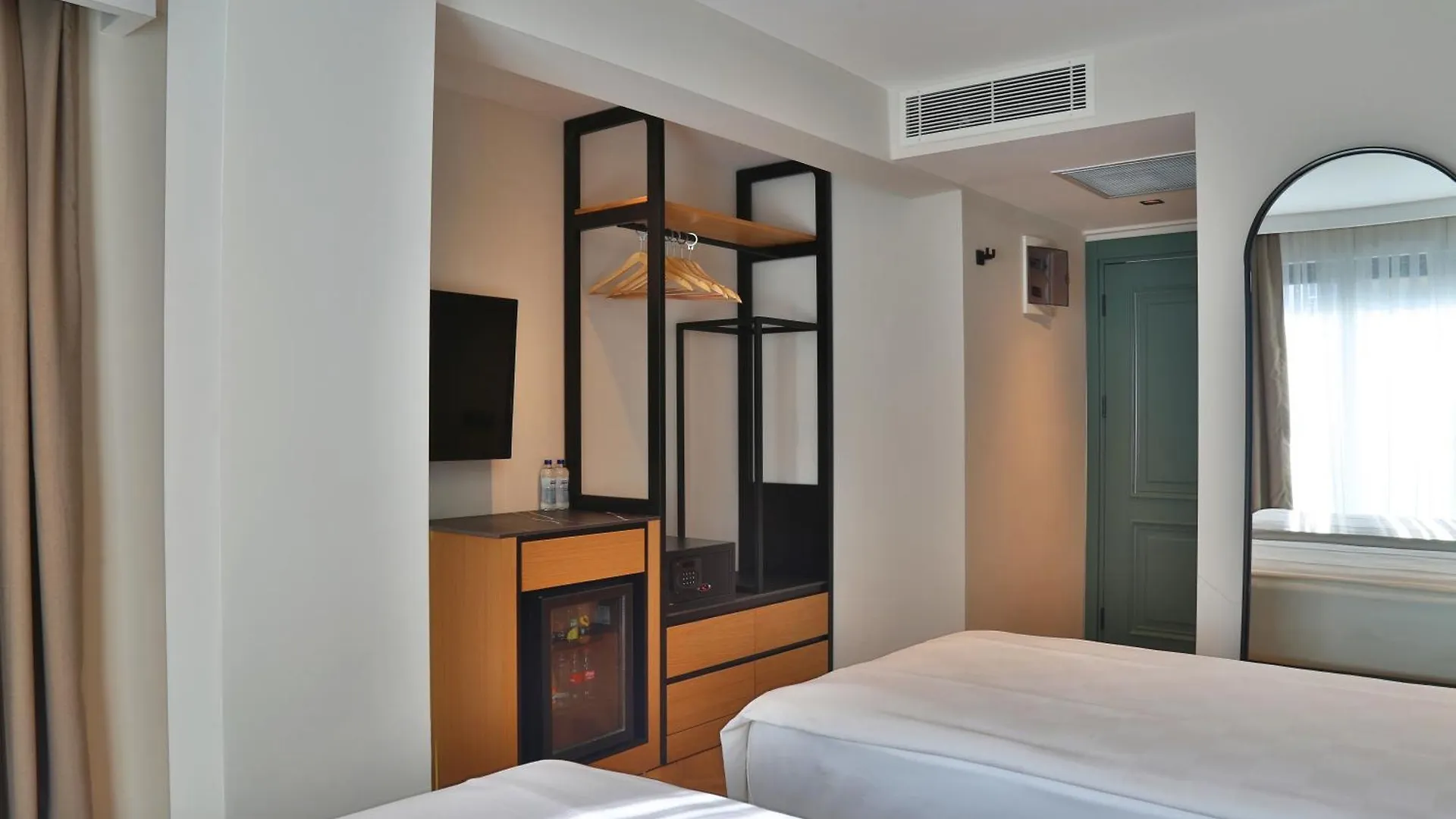 In The Middle Hotel Анталья