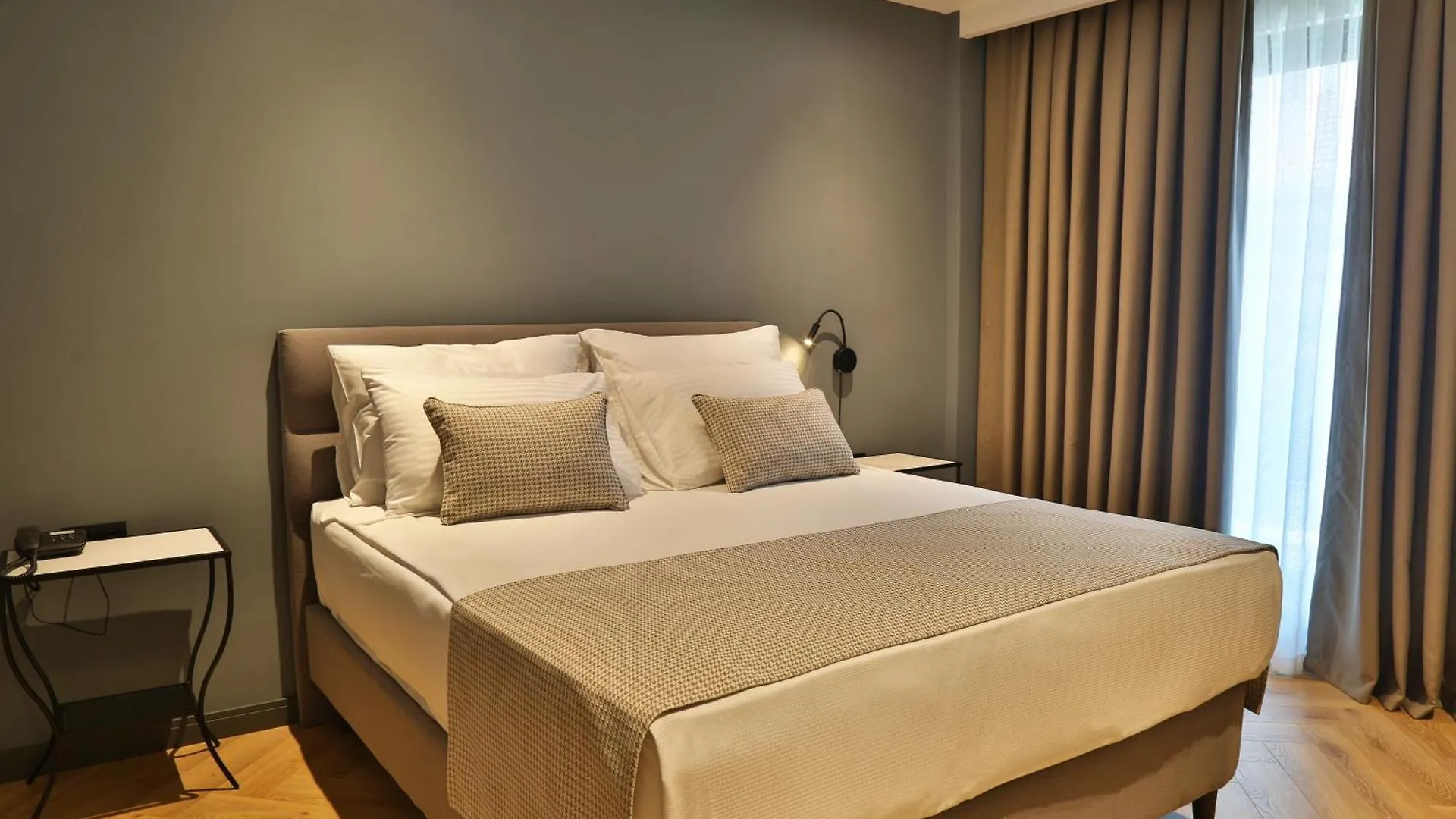 In The Middle Hotel Анталья